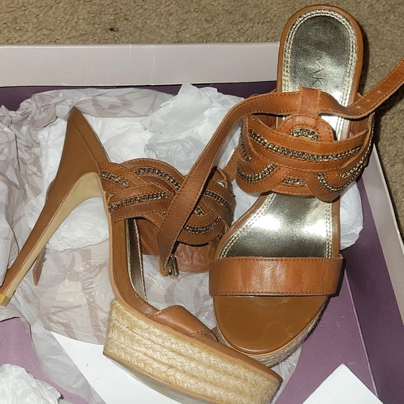Really cute open toe soft brown heels. Very comfortable worn a few time. - Picture 1 of 4